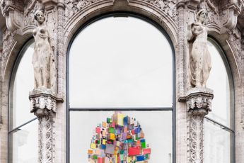 Contemporary art exhibition Abraham Cruzvillegas Unbetiteltes Tautologisches Selbstportrait at Galerie Thomas Schulte Berlin Germany