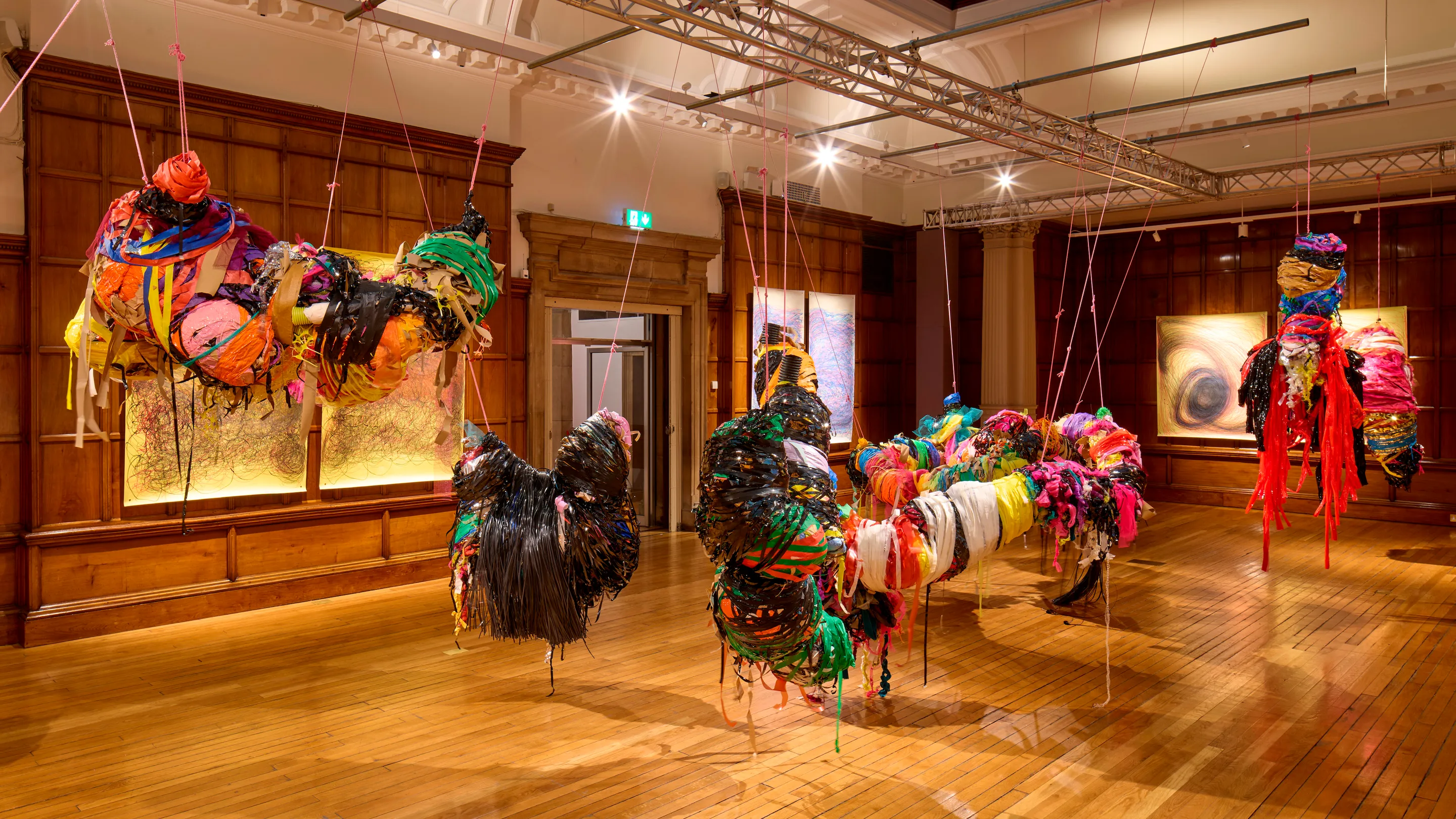 Instalações de Nnena Kalu, artista vencedora do Turner Prize