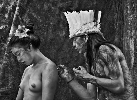 Keia Yawanawa paints the back of Kanamashi Rio Gregorio Indigenous Territory state of Acre Brazil by Sebastiao Salgado contemporary artwork Photography