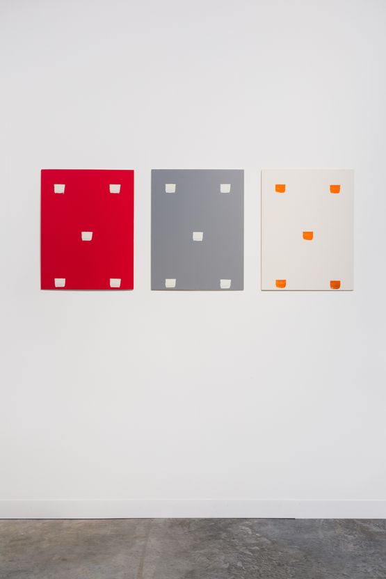 Empreintes de pinceau n50 a intervalles regulieres 30cm ABC - trois cartons plume by Niele Toroni contemporary artwork Painting