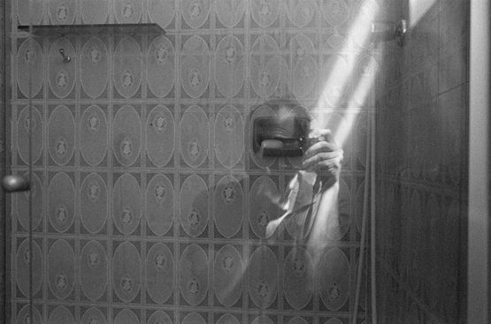 Autorretrato no box do banheiro by Mauro Restiffe contemporary artwork Photography