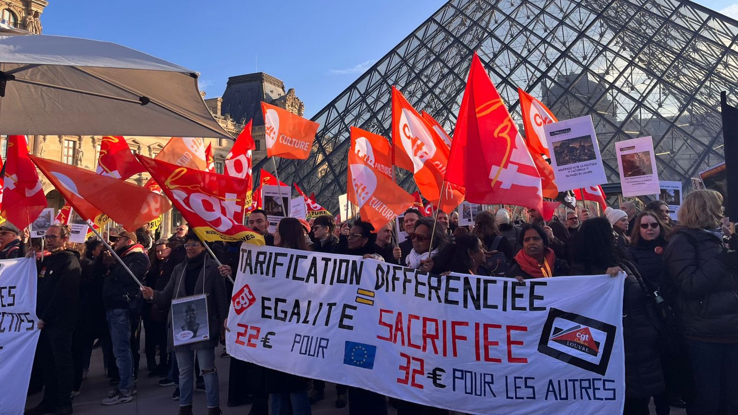 Louvre Staff Vote to Continue Strike