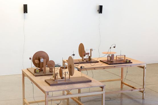 4 Discos  by O Grivo contemporary artwork Installation