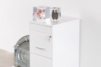 Contemporary art exhibition Cady Noland Cady Noland at Gagosian Park  75 New York United States