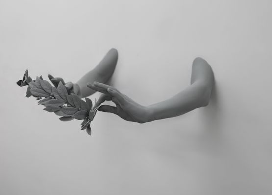 Gesture laurel wreath by Hans Op De Beeck contemporary artwork Sculpture