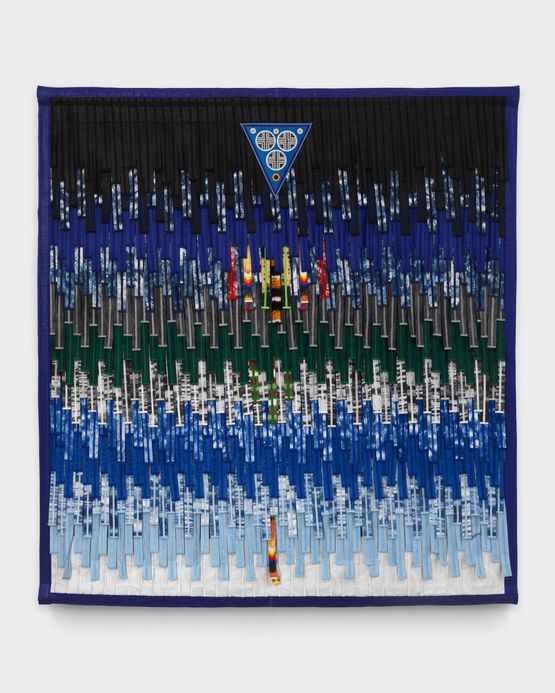 Triangle bleu  motif Cameroun sur fond bleu et gris by Abdoulaye Konate contemporary artwork Textile