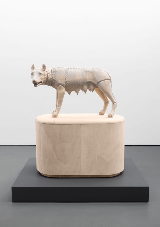 Zwei Wolfinnen Wilde Mutter by Julius Von Bismarck contemporary artwork Sculpture