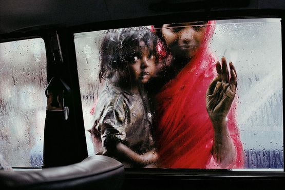 Mother and child looking in through a taxi window Bombay India by Steve Mccurry contemporary artwork Photography