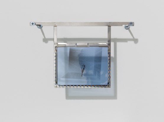 A Mao e a Mensagem II by Leticia Ramos contemporary artwork Sculpture